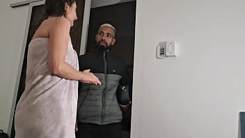 O eletricista foi arrumar a casa e ganhou presente