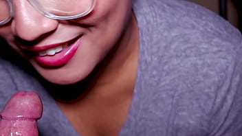 Frida me da una mamada muy sensual ella si sabe mamar la verga