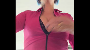 Eu na academia da minha quebrada treinando louca de tes&atilde_o que at&eacute_ suava pela buceta e escorria nos meus peitos!