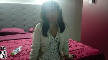 Danitza me dice: Ponme en cuatro y termina dentro. Yo solo obedezco.