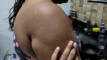 Madrasta gordinha e com grandes peitos sai da festa com seu enteado e ele fode sua grande buceta na cozinha ~Ju esposa safada ~