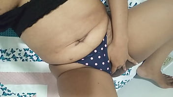 Hijastra esperando al padrastro en su cama ya lista para follarlo esta muy caliente y se toca con sus dedos su co&ntilde_o apretado y lo escupe para exitarse muy rico