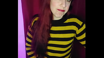 Le env&iacute_o un nude a mi hermanastra y se pone horny