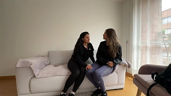 Pagá_ndole a mi roomie el alquiler con sexo lé_sbico