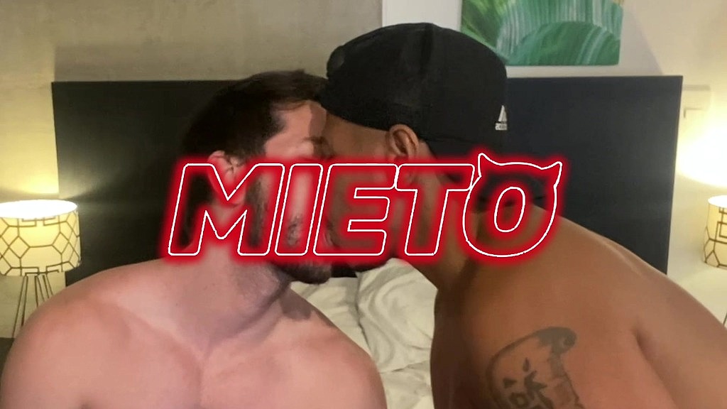 aliviando o tesao no traseiro dele.