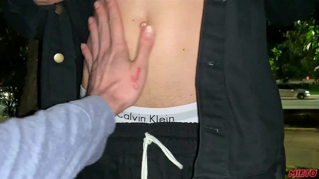 chupando o pau do menino de 18 anos na rua