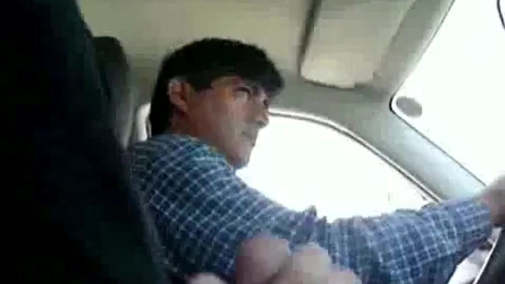 sentei no banco do lado do motorista do uber, botei o pau pra fora e comecei a me masturbar do lado dele.