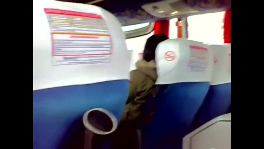 putaria no onibus durante a viajem de trabalho, os caras se punhetando ate gozar