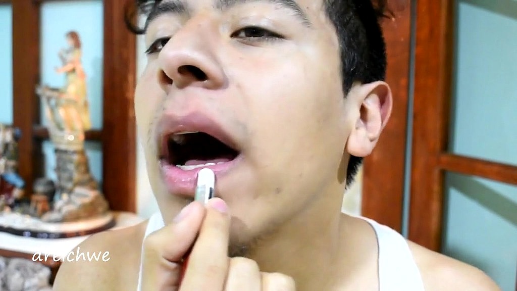 delicious lip smelling