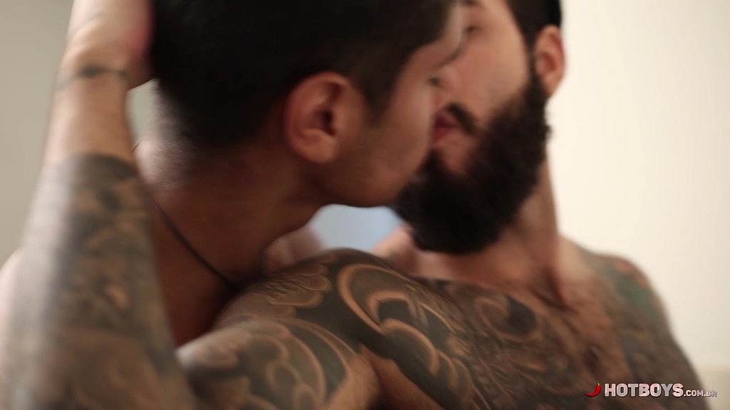 novinho arrombando tatuado