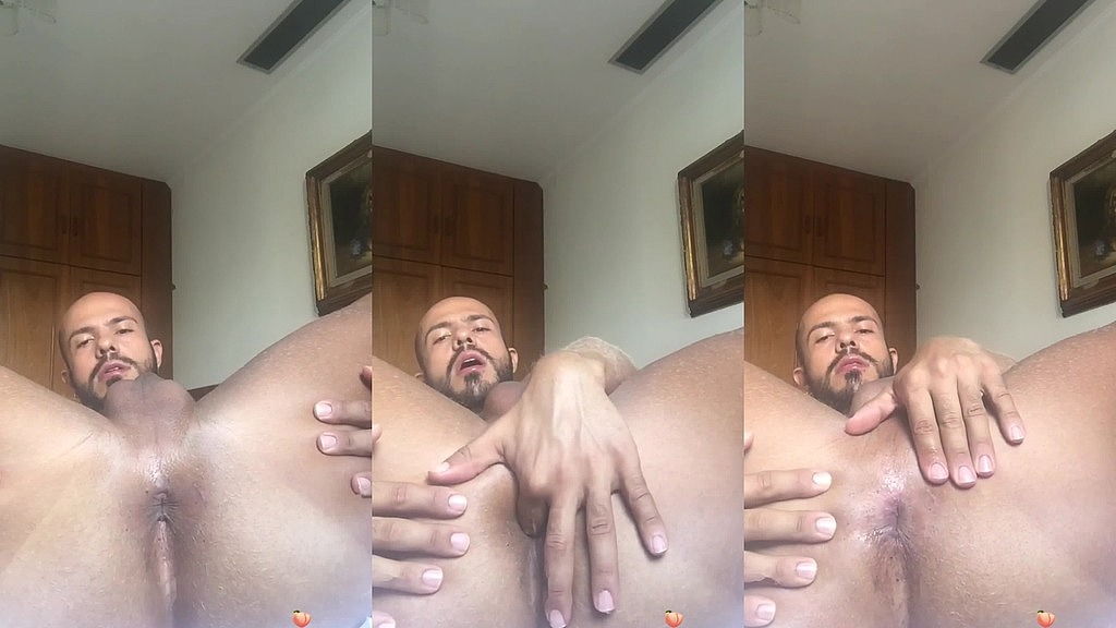 exibicionista. exhibitionist