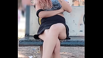 Esposa milf  cheia de tesã_o exibindo sua buceta em praç_a pú_blica a luz do dia