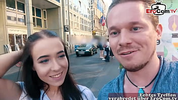 Brü_nette Deutsche Teen mit kleinen Titten fickt beim ersten Date