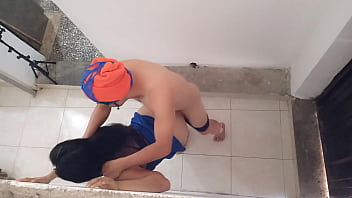 MI MADRASTRA CELEBRA SU ANIVERSARIO DE BODAS Y MI PADRASTRO SE FUE TEMPRANO DE LA FIESTA!! ELLA ESTABA MUY CALIENTE Y NOS FUIMOS A SEGUIR CELEBRANDO EN EL PASILLO DEL BA&Ntilde_O. NOS DIO LUJURIA Y FOLLAMOS INTENSO