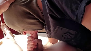 Maska vykouří_ a o&scaron_uká_ mladé_ho kluka ....