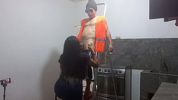 sexo con el alba&ntilde_il!! me puse a obserbar al nuevo alba&ntilde_il que realizaba el mantenimiento del techo. luego lo vi que estaba muy atletico y musculoso. lo seduje y le mame la polla, luego me follo delicioso de pie