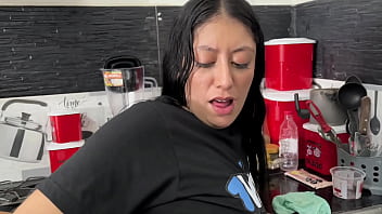 MI HERMANASTRA ME MASTURBA CON UNA ZANAHORIA HASTA HACERME EXITAR