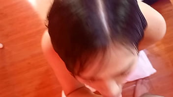 Candyboom, siempre cumplidora, sus fans querian sentirse dentro del video mencionando su nombre y mirando a la c&aacute_mara y ella cumpli&oacute_, su fan&aacute_tico pidi&oacute_, ella se arrodill&oacute_ y solita bien rico se lo comi&oacute_, dispuesta