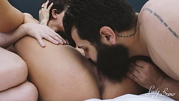 Fodendo o cuzinho da Pawg e da namoradinha junto, como &eacute_ bom poder transar a tr&ecirc_s