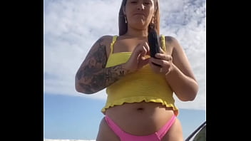 USANDO UM BIQUINI QUE RACHA A BUCETA