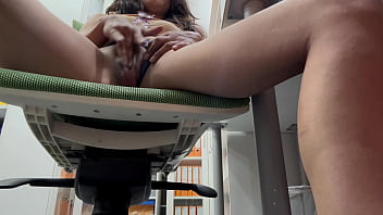 Pillada masturbandose en la oficina recibe una gran mamada de culo