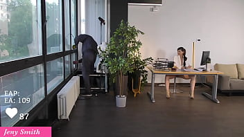 I invited the Handyman to watch how I'_m masturbating