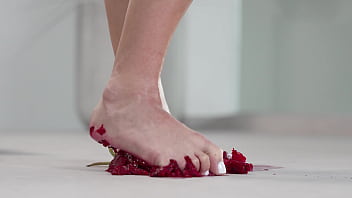 4K HOT FOOTFETISH! Crushing fruits with bare feet and high heels!