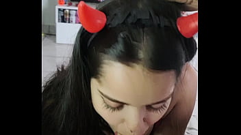 Me vesti de diaba e suguei at&eacute_ a alma do Wellington Prado com o boquete profundo que fiz no pau grande dele