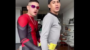 Tem dias que os heró_is só_ querem se pegar e gozar.