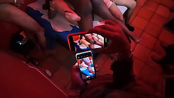 FUI CONHECER UM GLORYHOLE CLUB E ENCONTREI VARIOS HOMENS FAMINTOS POR BUCETA