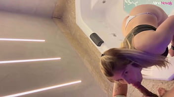 Essa loirinha safada adora um desafio faz boquete com vontade em qualquer lugar até_ ficar com a boquinha cheia de leitinho - Aline Novak