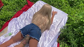 soco soco a mao no cu da loirinha ( sex toy )