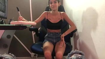 Piscologa sexual no se aguanta las ganas de ver mi verga grande y me la follo por su co&ntilde_o apretado