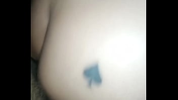 Una ecuatoriana bien putita se queda sin luz y le dan por el culo