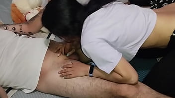 Mi hermanastra aprovecha que estamos solos y me chupa toda la verga (se traga la leche)