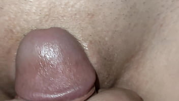 Close na buceta molhada e muita porra depois da foda. Enfiei o pau e a porra pra dentro da xoxota dela