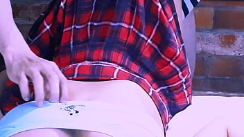 El padrastro invit&oacute_ a la mejor amiga a su jard&iacute_n, y la pasi&oacute_n fue inevitable.