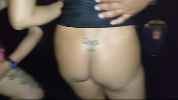 Levei minha esposa e a minha namorada para chupar rola no gloryhole!! P.4