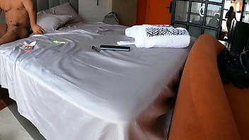 Victoria Camargo encarando duas pirocas