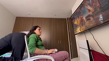 Me cojo a la novia de mi mejor amigo mientras ella juega videojuegos
