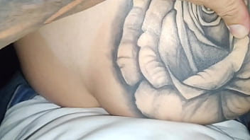 Coloquei minha namorada para chupar o pau dos desconhecidos enquanto eu podia ela no gloryhole