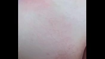 Mi amigo me da &oacute_rdenes de c&oacute_mo tocarme y me termina rompiendo la colita en el patio de su casa