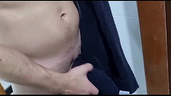 Vizinha me viu tomando banho e pagou um.boquete