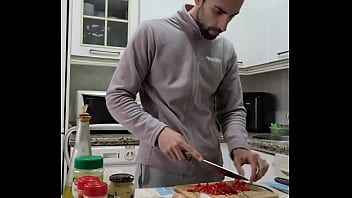 COCINO una Tortilla, me desnudo, me Pajeo y me corro sobre la comida