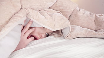 Mi hermanastra me pilla foll&aacute_ndome a una tantaly doll y se cambia por ella para que me la folle