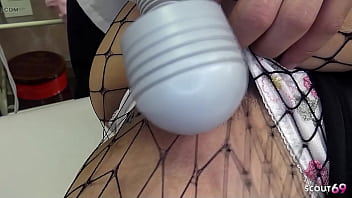 大きくて自然な揺れるおっぱいを持つ日本のティーンが無修正JAVで年上の若い中出しファックを誘惑する