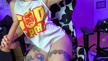 Chica con co&ntilde_o apretado se mete un dildo durante un camshow