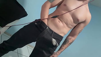 Punhet&atilde_o gostoso de cal&ccedil_a jeans gozando LENTAMENTE