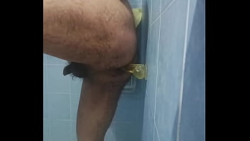 Dá_ndome rico en la ducha y haciendo mi primer mamada a un dildo