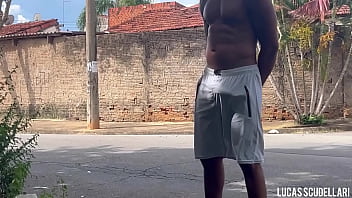 Fui dar um rolê_ sem cueca e ganhei mijã_o de macho no mato